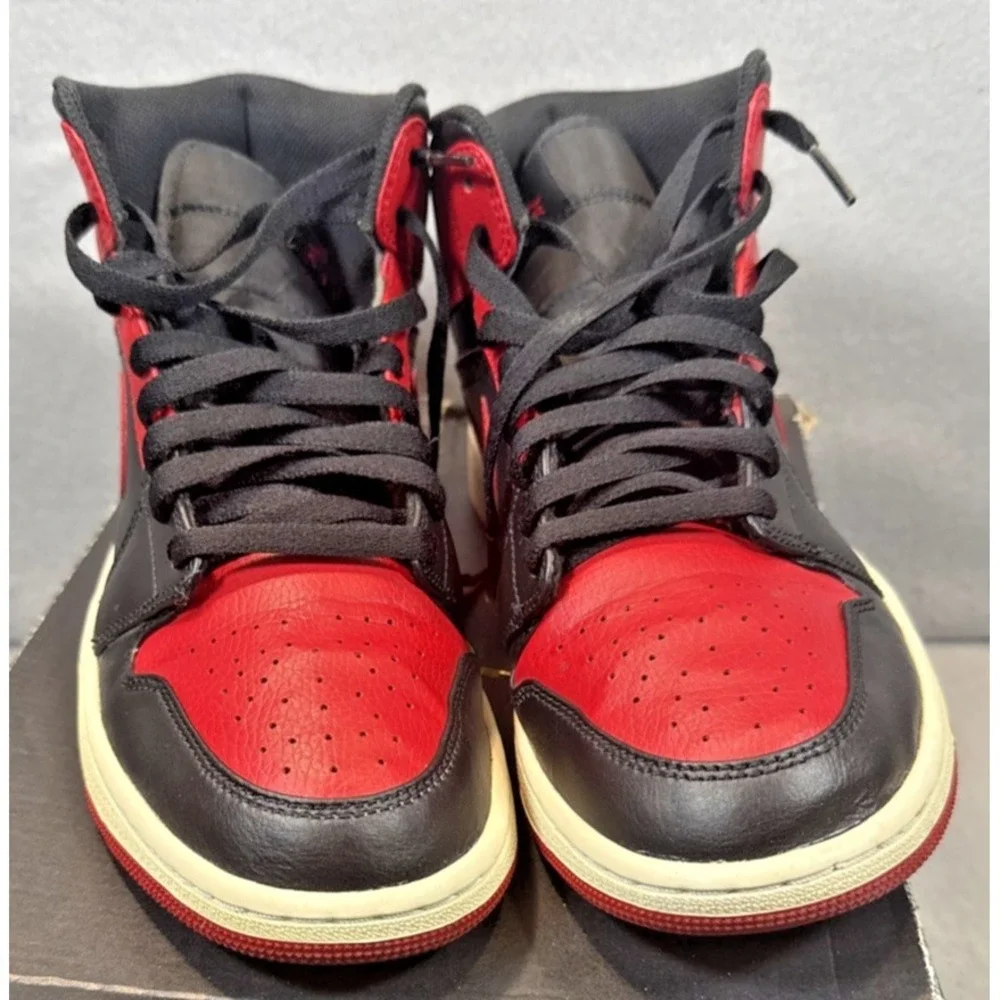 Jordan Air Jordan 1 Mid Bred Banned Retro Leather Size 9.5 Men's 554724-074